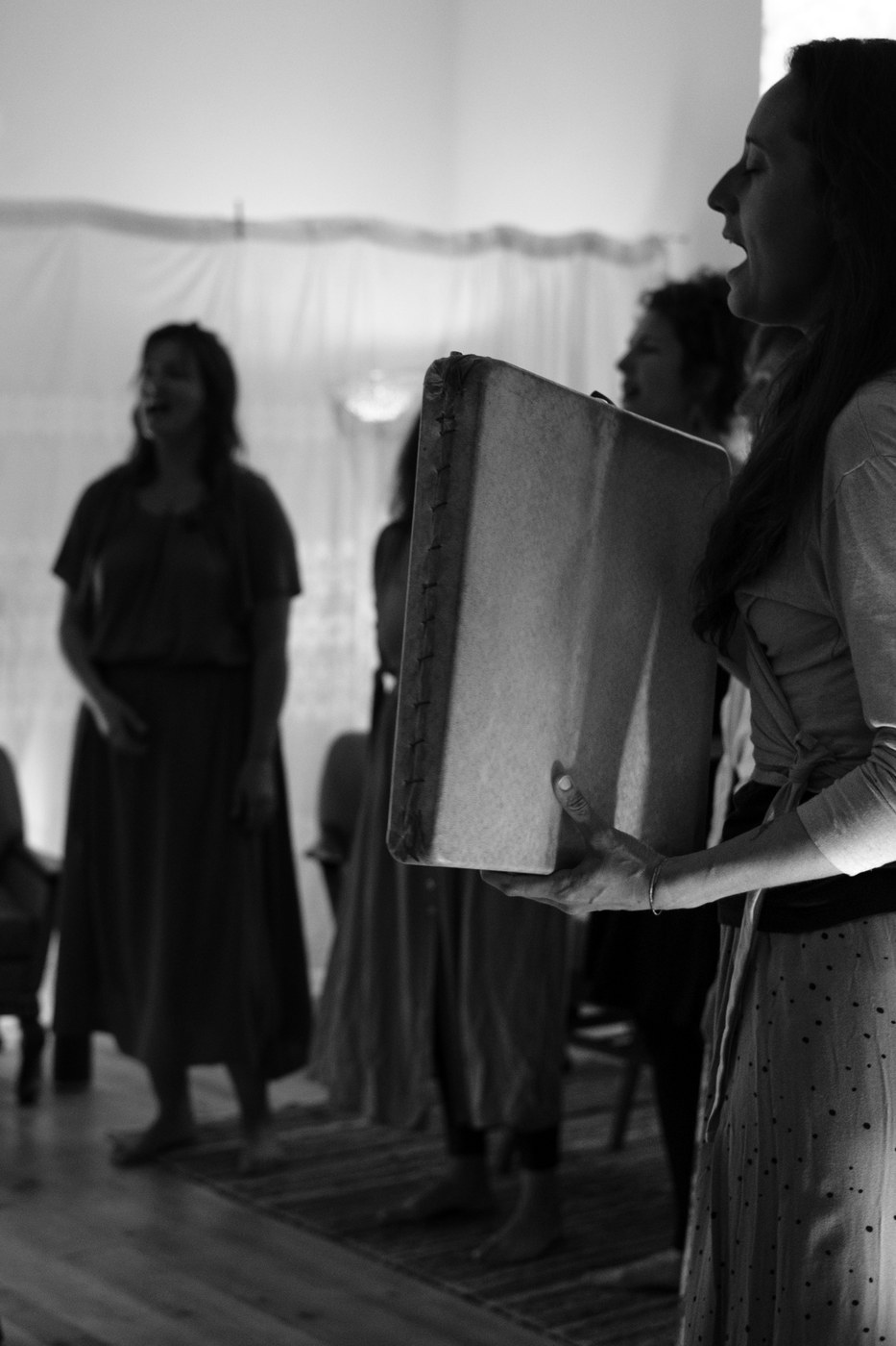 Singing with the adufe drum