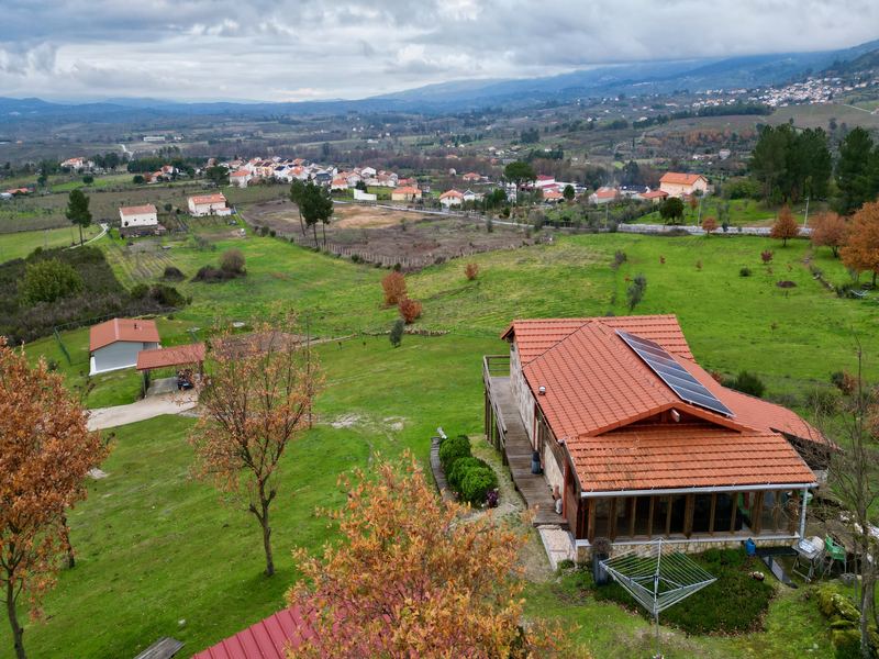 Aerial view of quinta and valley